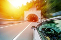 MOGLI SU DA IZAZOVU STRAŠNU NESREĆU! Snimak tri automobila koji blokiraju ostala vozila na auto-putu ka Novom Sadu zgrozio celu Srbiju! (VIDEO)