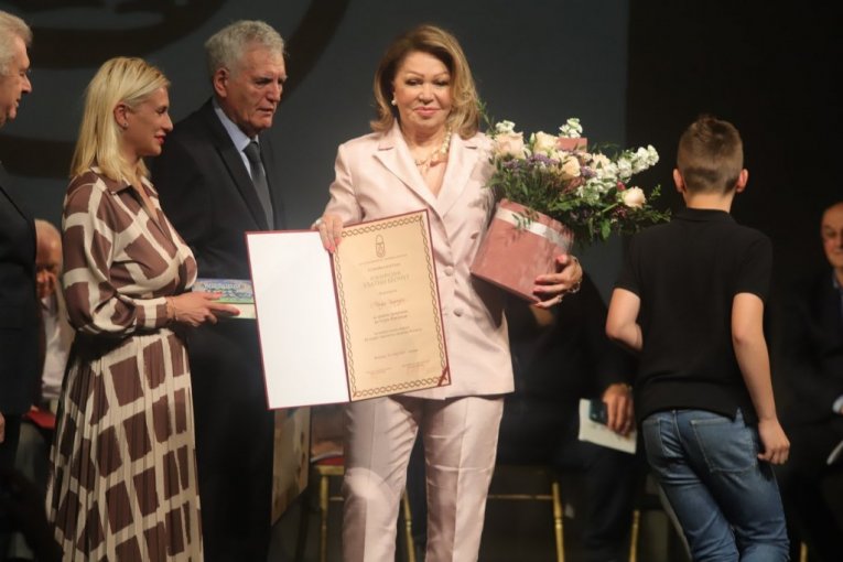 Neda Ukraden primila nagradu za životno delo