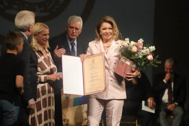 NEDA UKRADEN PRIMILA NAGRADU ZA ŽIVOTNO DELO, a onda je usledio ŠOK! On se pojavio na sceni i ostavio je bez teksta! (VIDEO)