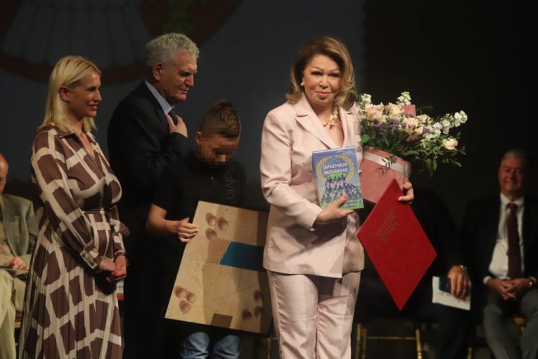 Neda Ukraden primila nagradu za životno delo
