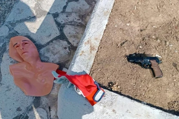UZNEMIRUJUĆE! OPLJAČKANA KLADIONICA U BEOGRADU! Uhapšena dvojica muškaraca, kod njih pronađeni SILIKONSKA MASKA I PIŠTOLJ! (VIDEO)