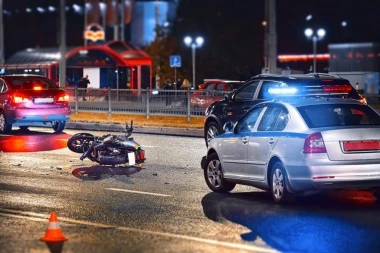 MLADIĆ I DEVOJKA TEŠKO POVREĐENI U NOVOM SADU! Automobil oduzeo prednost motociklu, policija na licu mesta! (FOTO)