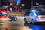 MLADIĆ I DEVOJKA TEŠKO POVREĐENI U NOVOM SADU! Automobil oduzeo prednost motociklu, policija na licu mesta! (FOTO)