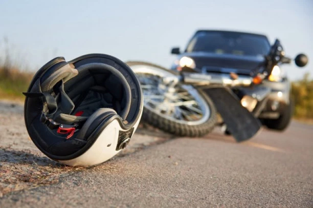 TEŽAK UDES KOD SEČNJA! Deca vozila skuter, pa podleteli pod automobil! Imaju TEŠKE POVREDE!