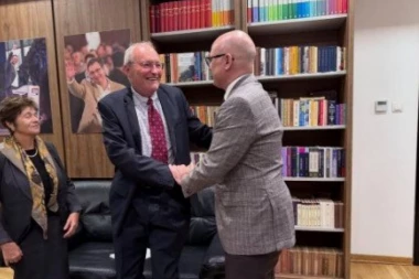 VUČEVIĆ SE SASTAO SA EFRAIMOM ZUROFOM: "Negovaćemo kulturu sećanja na stradanja naša dva naroda u logorima"