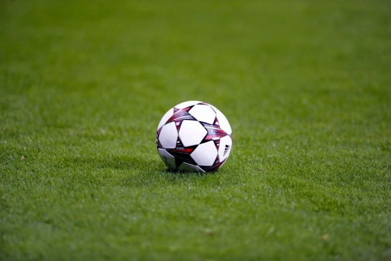 SKANDAL: Scene kakve ne želimo da gledamo - fudbaler brutalno nasrnuo na sudiju!