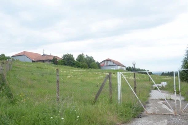 KUĆA VAM NIJE UPISANA U KATASTAR, A ZEMLJIŠTE JESTE? Evo šta to tačno znači i koje korake vlasnik MORA da preduzme!