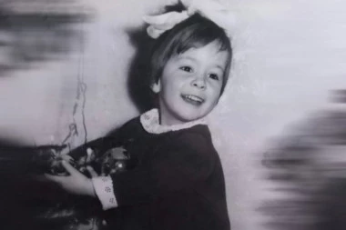 VESNA PETROVIĆ JE OSTAVLJENA KAO BEBA U JEDNOJ PRLJAVOJ KESI: Usvojena je, ali kada je odrasla otvorila je tajnu fioku i saznala ko su bili ljudi sa kojima je godinama živela!