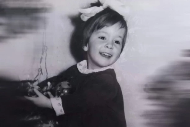 VESNA PETROVIĆ JE OSTAVLJENA KAO BEBA U JEDNOJ PRLJAVOJ KESI: Usvojena je, ali kada je odrasla otvorila je tajnu fioku i saznala ko su bili ljudi sa kojima je godinama živela!