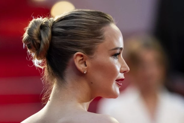 ŠIVENJE OVE HALJINE TRAJALO JE 250 SATI: Slavna glumica zasenila sve u Kanu -  ljudi ZANEMELI OD ŠOKA!