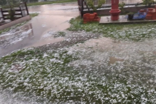 KIŠA LIJE KAO IZ KABLA, SVE SE ORI OD GRMLJAVINE! Nevreme već krenulo u ovom delu Srbije, tuče i grad! OSTALI DA SE SPREME ZA POTOP! (VIDEO)