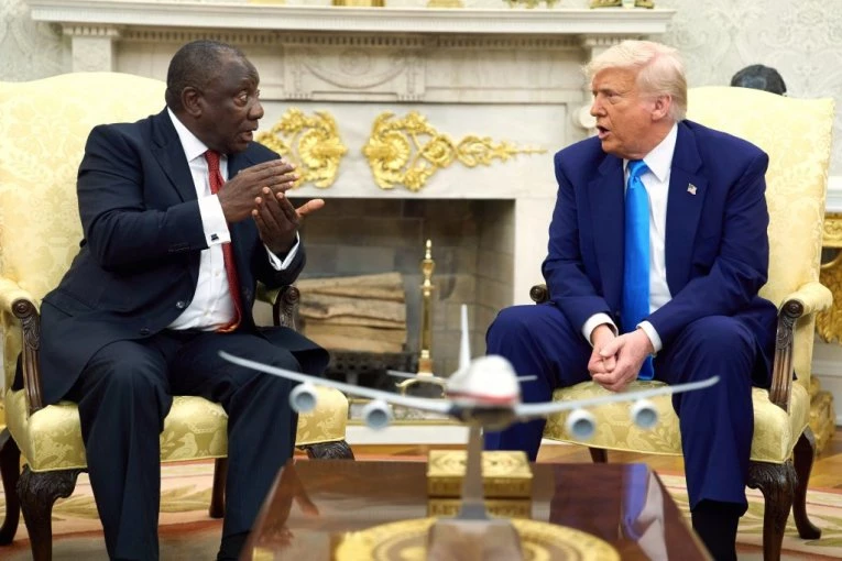 "NEMAM AVION DA TI GA POKLONIM" Ramafosa ismejao Trampa usred Bele kuće (VIDEO)