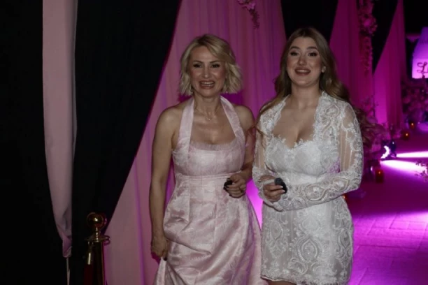 "SREĆNA SAM ŠTO JE MOJE DETE PONOSNO NA MENE": Goca Tržan nestrpljivo čeka da zapeva na ćerkinom PUNOLETSTVU - evo ko će joj se pridružiti! (VIDEO)