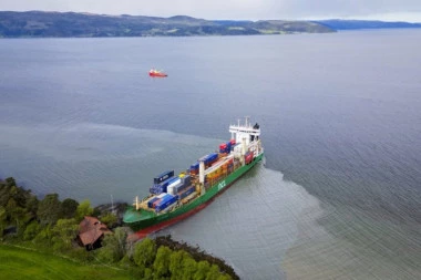 KONTEJNERSKI BROD SE NASUKAO U DVORIŠTE NORVEŽANINA:  Zaustavio se tik ispod prozora, a vlasnika probudila zvonjava na vratima