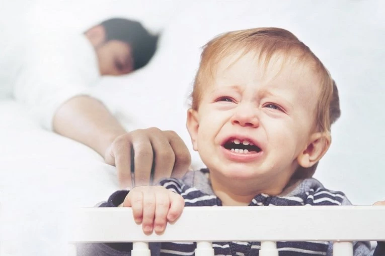 OTAC JE PAO U KOMU U KREVETU, A DVOGODIŠNJAK JE ZAPOMAGAO I POKUŠAVAO DA GA PROBUDI: Potresan snimak iz sobe obišao je svet - svi u neverici zbog onog što je usledilo! (VIDEO)