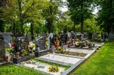 ŽENU SAHRANILI NA TUĐE GROBNO MESTO! Šok na groblju u PROKUPLJU , kada je porodica došla imali su šta da vide!