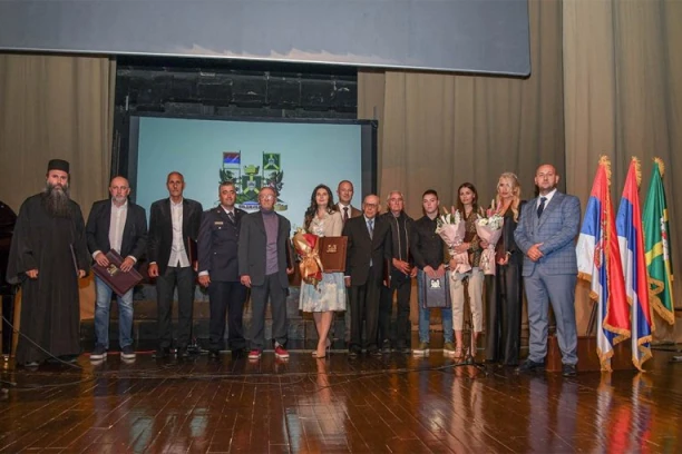 Evo koju je nagradu u Knjaževcu dobila potpredsednica Vlade -ministarka privrede Adrijana Mesarović! (FOTO)