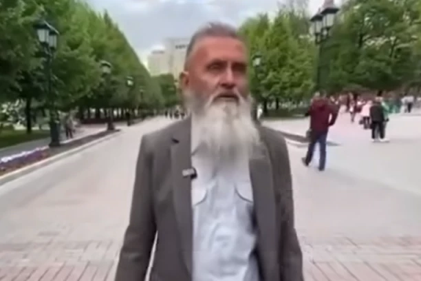 PREŠAO U ISLAM DA BI SPASAO ŽIVU GLAVU, POSLE 40 GODINA SE VRAĆA KORENIMA: Nakon decenija zarobljeništva i života u daljini, Sergej se vratio u zagrljaj majke (VIDEO)