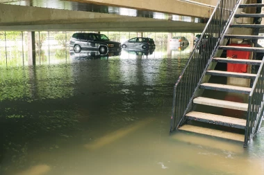 GARAŽA U POZNATOM BEOGRADSKOM TC NAČISTO POPLAVLJENA, A VODA IZ POPUCALE CEVI JOŠ ŠIKLJA! Ljudi gledaju u svoje automobile i ostalo im samo da plaču! (VIDEO)