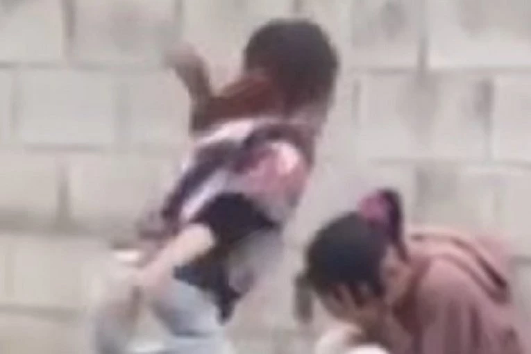 POGLEDAJTE SAMO TO ZLO U NJENIM OČIMA! Bahata tinejdžerka nasred dvorišta udara iz sve snage autističnu devojku! (UZNEMIRUJUĆI VIDEO)