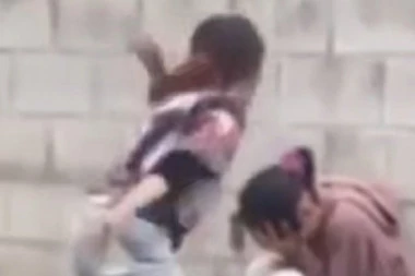 POGLEDAJTE SAMO TO ZLO U NJENIM OČIMA! Bahata tinejdžerka nasred dvorišta udara iz sve snage autističnu devojku! (UZNEMIRUJUĆI VIDEO)