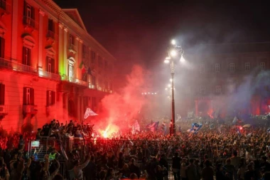 SPEKTAKULARNO SLAVLJE U NAPULJU!  Sevaju vatometi, navijači u transu, A OTVOREN JE I ČUVENI PROZOR (VIDEO)