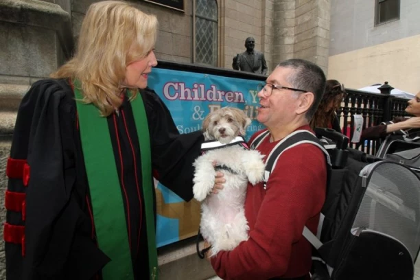 TRAŽE BLAGOSLOV OD SVEŠTENIKA ZA FOTOGRAFIJE U TELEFONU! Ovo su NAJBIZARNIJI zahtevi vernika kada dođu u crkvu kod popa!
