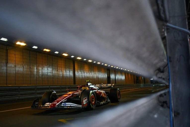 UMALO TRAGEDIJA NA VN MONAKA: Hamilton izgubio kontrolu nad bolidom i udario u zid! (FOTO)