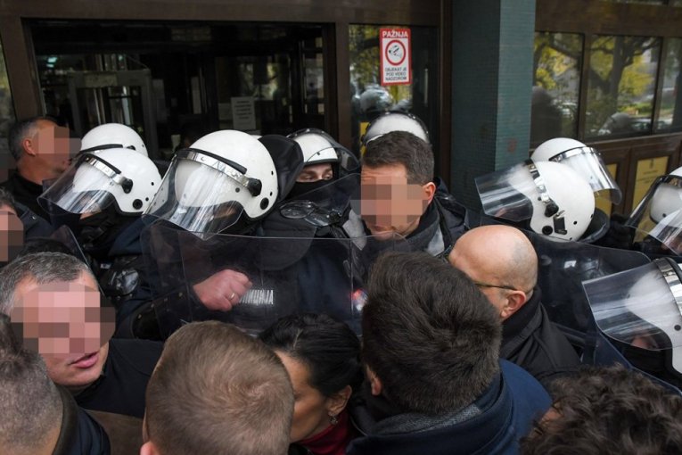 STRAŠNO NASILJE OPOZICIONARA U KULI! Signalnim raketama gađali Gerontološki centar jer glasaju za Vučića: Za dlaku izbegnuta tragedija!