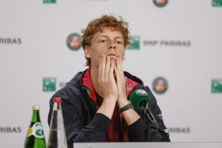 SINER U KANALU NAKON ŠTO JE IZBACIO ĐOKOVIĆA SA ROLAN GAROSA: Italijan doživeo ŠOK - ovo NIKO nije očekivao!