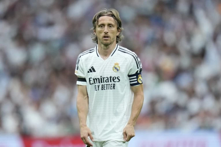 MODRIĆEV POSLEDNJI TANGO: Ceo Santijago Bernabeu u suzama!