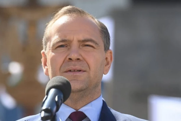 SKANDAL U POLJSKOJ! Tokom debate, predsednički kandidat stavio nešto u usta: Optužen za korišćenje narkotika (VIDEO)