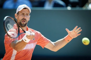 ZA OVO SE ŽIVI! EMOTIVNI PRIZOR iz Ženeve - evo ko prvi čestita NAJVEĆEM TENISERU SVIH VREMENA! (FOTO)