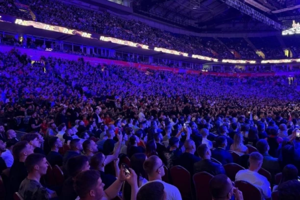 FABJAN PAO KAO KLADA U ARENI: Šok preokret, rival mu na kraju pokazivao srednjake!