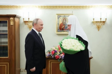 CRKVA JE STUB JAKE DRŽAVE: Putin doneo bele ruže patrijarhu Kirilu i lično mu čestitao imendan