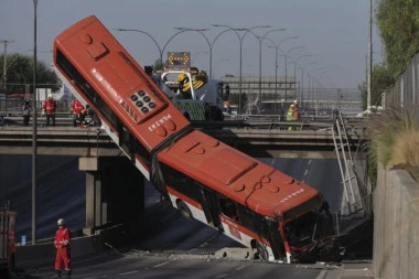 AUTOBUS SE SRUŠIO SA MOSTA! Ima mrtvih!