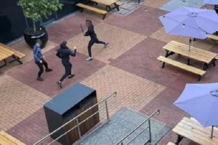 UŽAS U TRŽNOM CENTRU! Tinejdžeri se potukli mačetama! Prolaznici vrištali i bežali, a onda se dogodio brutalan preokret (VIDEO)