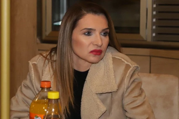 NAŠA PEVAČICA SAOPŠTILA ZA KOGA SE UDAJE, A ONDA JE USLEDIO HAOS! Kompletna porodica joj okrenula leđa!