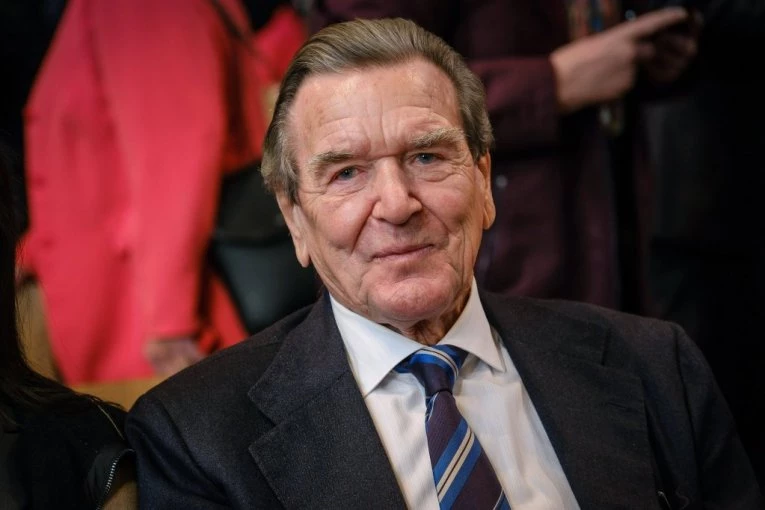 ŠREDER U VELIKOM PROBLEMU: Blokiran račun bivšeg nemačkog kancelara