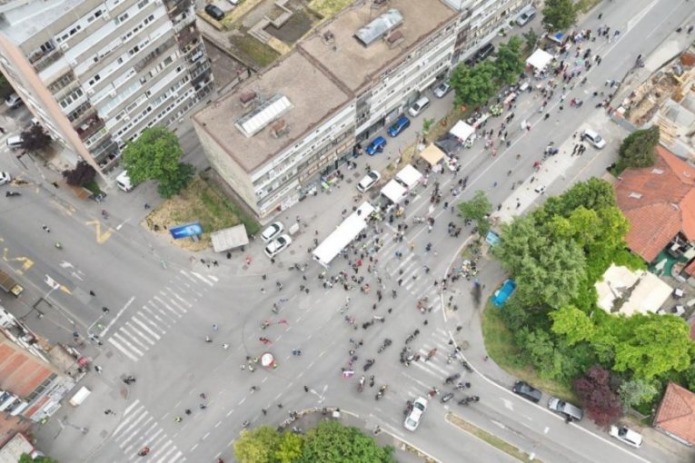 FOTELJAŠI OPET PRAVE LOM! Njih dvadeset troje teroriše ceo Voždovac! BLOKIRANA USTANIČKA I OKOLNE ULICE!