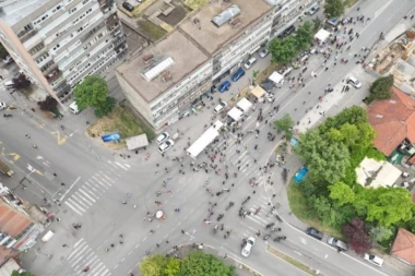 FOTELJAŠI OPET PRAVE LOM! Njih dvadeset troje teroriše ceo Voždovac! BLOKIRANA USTANIČKA I OKOLNE ULICE!