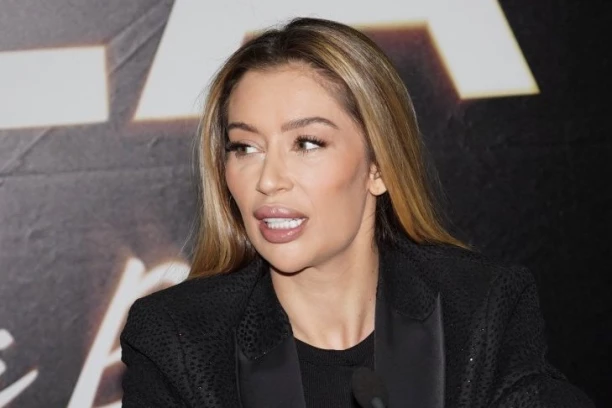 SRPSKA PEVAČICA HOSPITALIZOVANA NAKON SVADBE TEE TAIROVIĆ! Hitno primljena u BOLNICU na detaljna ispitivanja zbog ZARAZNIH BOLESTI