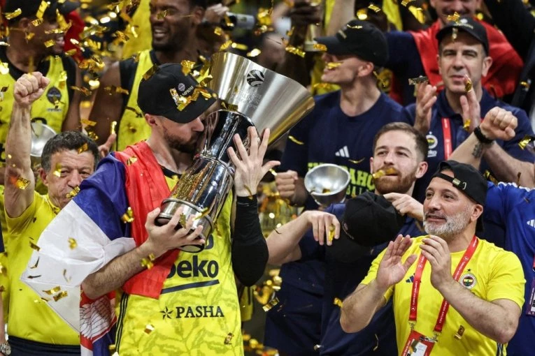 SRBIJO, BUDI PONOSNA NA MARKA GUDURIĆA! Sa TROBOJKOM na ramenima podigao trofej Evrolige! (VIDEO)