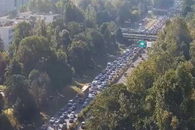 POTPUNI KOLAPS NA NOVOM BEOGRADU! Lančani sudar kod Tošinog bunara - VOZILA SE NE POMERAJU (FOTO)