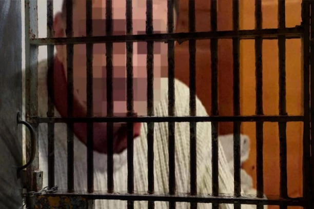 PIJAN LEPLJIVOM TRAKOM VEZAO ŽENI USTA I NOGE, A ONDA JE 17 PUTA IZBO NOŽEM! Taksista umislio da ga žena vara, pa je ubio! Evo koliko će robijati!