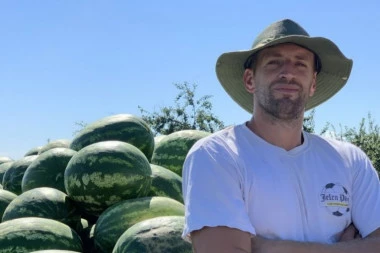 SAVA JE OSTAO U RODNOM SELU I PROIZVODI NA TONE LUBENICA: Poljoprivrednik je za primer, a u svemu mu pomaže i porodica! (FOTO)