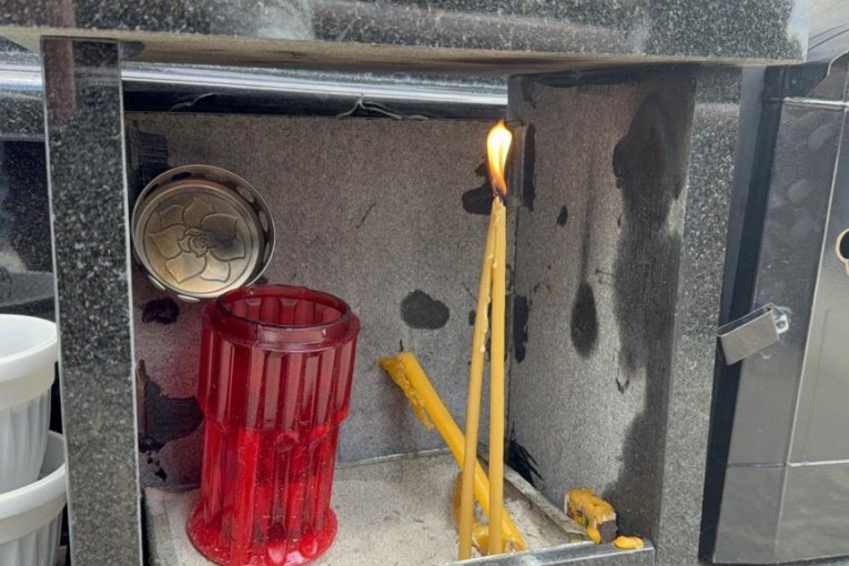 Na grobu Saše Popovića stoji ikona i igračka