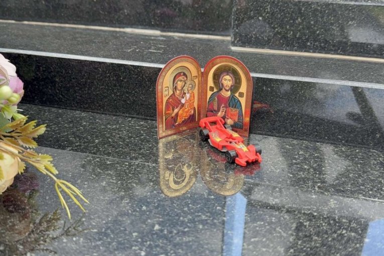 Na grobu Saše Popovića stoji ikona i igračka