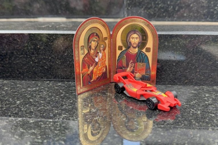 Na grobu Saše Popovića stoji ikona i igračka