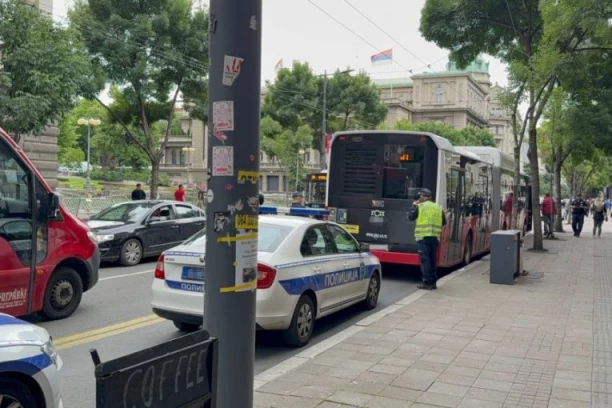 VOZAČ BMW ISEKAO AUTOBUS, A ONDA SE ČUO PRASAK! Novi detalji jezivog udesa u centru Beograda: Devojčica sa majkom hitno prevezena u Urgentni centar! (FOTO, VIDEO)